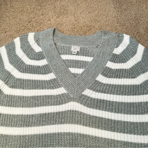 Ribbed V-neck Gray and White Striped Chunky Knit Sweater XXL NWOT - Picture 3 of 9